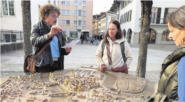 Franky Weber, Martina Eller und Ruth Meier (v. l.) brüten über dem brinerschen Stadtmodell. Wo wohl das nächste Etappenziel der Schnitzeljagd liegt? Zuvor will das entsprechende Rätsel entschlüsselt werden. 
Bilder: zg