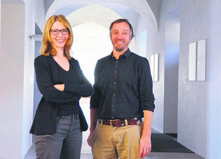 Sie sind beide überzeugt, dass es wichtig ist, die Mitarbeitenden miteinzubeziehen – auch in der Kulturprozessentwicklung: HR-Verantwortliche Nadine Grob und Gemeindepräsident Hans-Peter Budmiger. Bild: Annemarie Keusch
