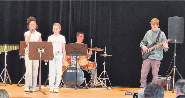 Die Rockband «M-Pop» begeisterte mit ihren Klängen. Bilder: Verena Anna Wigger