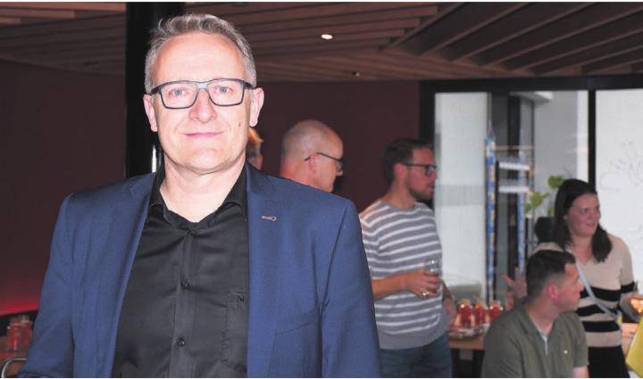 Arsène Perroud akzeptierte die Abwahl als Gemeindeammann souverän: Im Restaurant Leo stand er allen Parteifreunden Red und Antwort. Bild: Daniel Marti