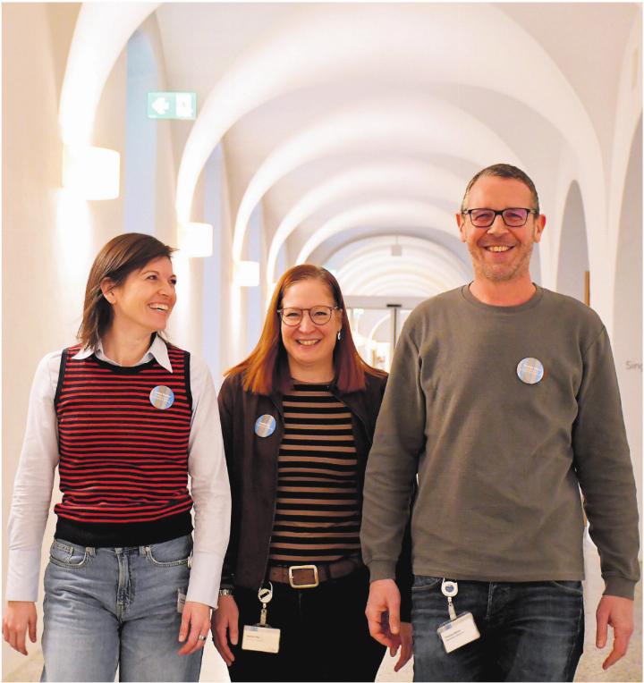 Ihnen ist es wichtig, dass der Bewerbungsprozess in der Pflegi ganz einfach ist, von links: Sydne Maurer, HR-Fachfrau, Verena Rey, Leiterin HR und Bildung, und Thomas Weber, Marketing und Kommunikation. Bild: zg