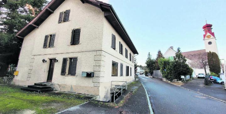 Sollen die Ortsbürger die Liegenschaft im Zentrum des Dorfes kaufen? Oder gehen sie damit ein finanzielles Risiko ein? Die Meinungen sind geteilt. Bild: Chregi Hansen