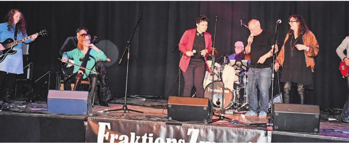 Diese Gelegenheit liess sich die Einwohnerratspräsidentin nicht nehmen: Julia Frischknecht als Gastsängerin der Band «Fraktions-Zwang». Am Cello Alt-Nationalratspräsidentin Christa Markwalder (links). Bilder: Daniel Marti / zg