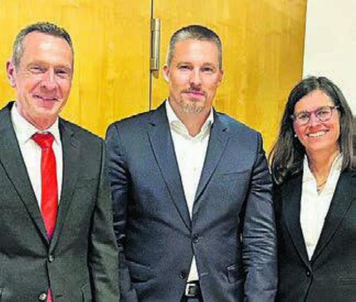 Cyrill Baumann, neu im Verwaltungsrat, flankiert von André Bächinger, Bankleiter, und VR-Präsidentin Arianne Moser. Bild: zg