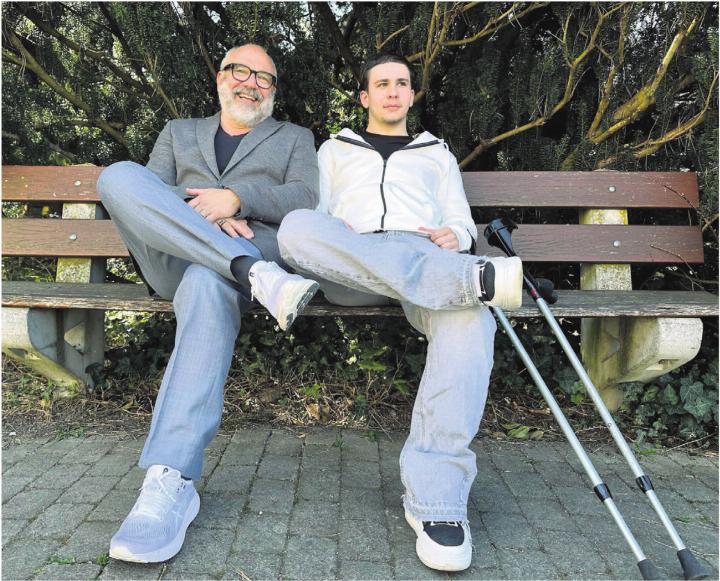 Ein Film-Duo: Cihan und Finnigan Inan. Der Vater ist in Wohlen aufgewachsen, der Sohn besucht seinen Heimatort immer mal wieder. Finnigan Inan geht aktuell aufgrund einer Meniskusverletzung – die er sich beim Fussball zugezogen hat – an Stöcken. 
Bild: Stefan Sprenger