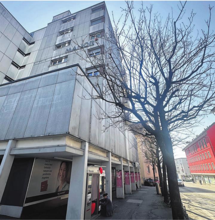 Das Manor-Gebäude an der Zentralstrasse. In rund einem Jahr schliesst die Filiale voraussichtlich. Bild: Stefan Sprenger