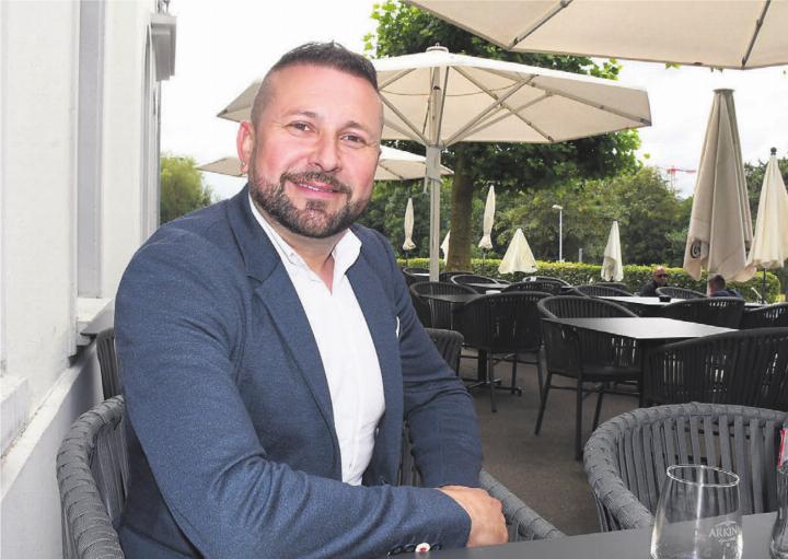 Sasha Stojmenovski, der Immobilienmakler, ist das dienstjüngste Mitglied des Einwohnerrats: «Wohlen ist meine Heimat. Ich fühle mich wohl», sagt er. Bild: Daniel Marti