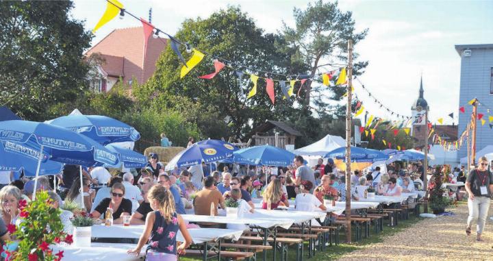 Gefragte Schattenplätze am Dorffest in Oberlunkhofen. Zu den abendlichen Stosszeiten füllten sich die Festbänke hier und im Zelt komplett. Bilder: Thomas Stöckli