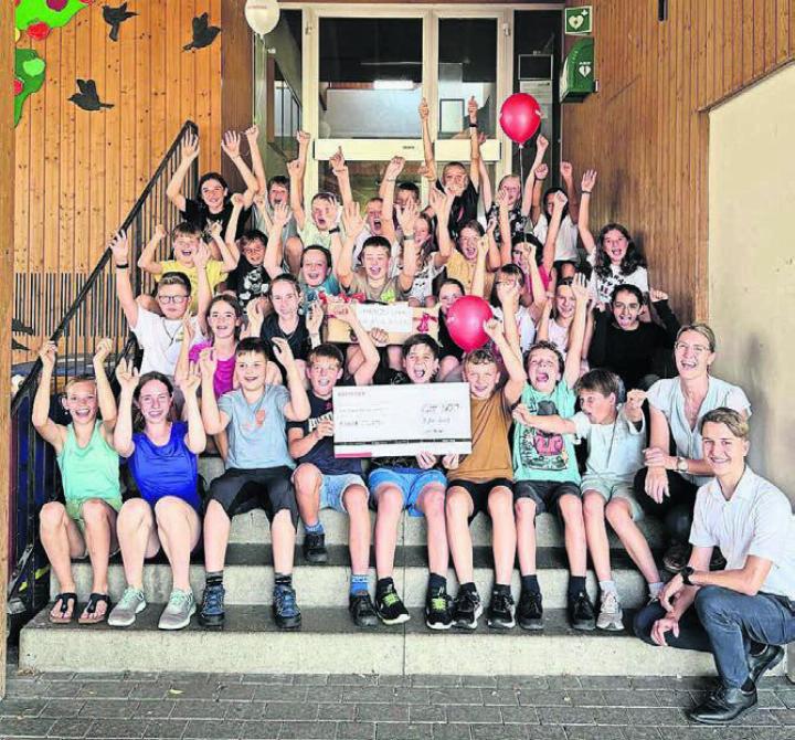 Doppelter Jubel – Gewinn des Klassenpreises über 500 Franken, der kurz vor dem Start der Sommerferien durch Nadja Bissegger und Levin Keusch von der Raiffeisenbank Reuss-Lindenberg übergeben wurde. Bild: zg