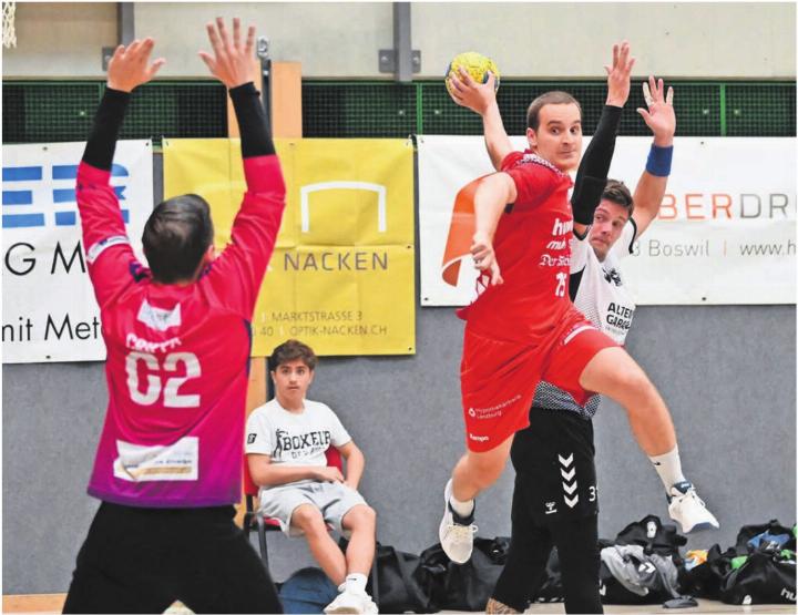 Flügelspieler Daniel Lang beim Abschluss. Bild: tvm