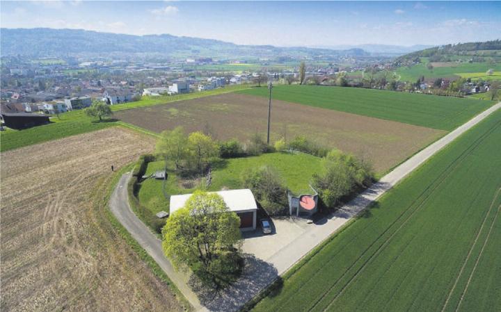 Von hier aus wird das Wasser in Wohlen verteilt: Das Reservoir vorne rechts, die Pumpstation vorne links und dahinter der rund 2500 Quadratmeter grosse Naturpark.