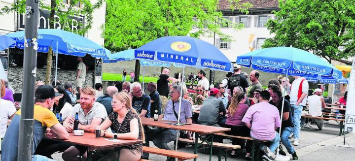 Hier war immer Betrieb und dennoch fand jeder einen Platz. In der «FahrBar» gabs auch Schirme für den kleinen Regentropfen. Bilder: Verena Anna Wigger