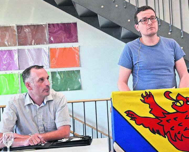 Gemeindeammann Patrick Stutz (links) und Gemeinderat Michael Moosmann orientieren über die Bauprojekte, über die Islisberg im Sommer abstimmt. Bilder: Thomas Stöckli / zg