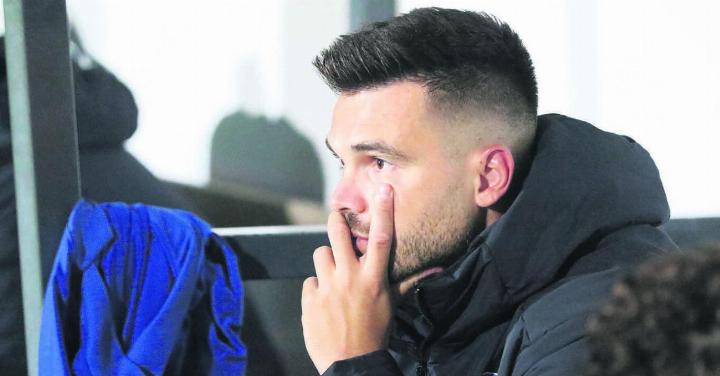 Goran Karanovic beobachtet nach seinem Sechs-Minuten-Einsatz, wie der FC Wohlen einen Sieg gegen Tuggen holt. Bild: Archiv/jl