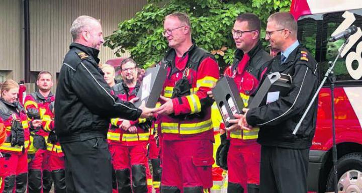 Kommandant Thomas Strebel bedankt sich bei Beat Rüttimann, Emanuel Frey und Felix Wyss (von links) für 25 Jahre Einsatz in der Feuerwehr.