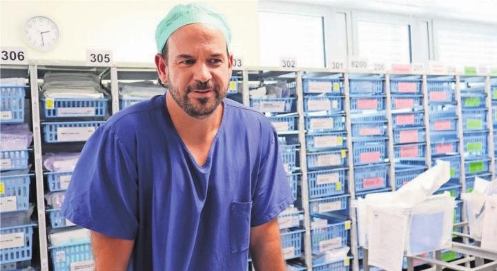 Adrian von Briel hat seinen OP-Trakt im Griff. Humor und flache Hierarchie erleichtern das Arbeiten – auch in hektischen Momenten. Bilder: vaw