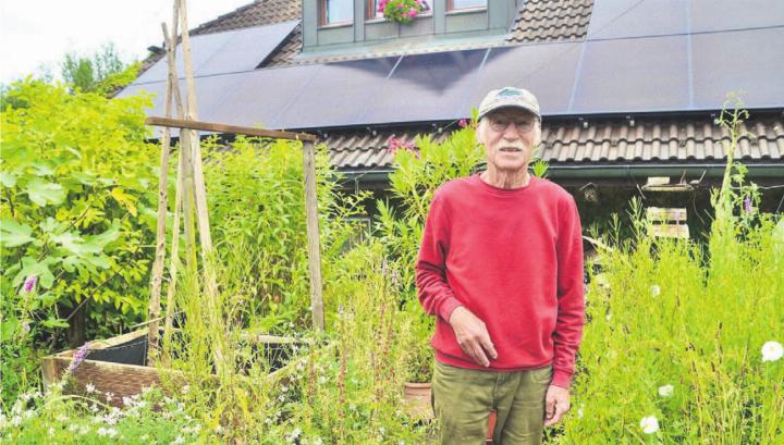 Ein Paradies für Wildbienen: Detlef Conradin in der Pflanzenvielfalt auf seinem Garagendach in Benzenschwil. Bilder: Thomas Stöckli / zg