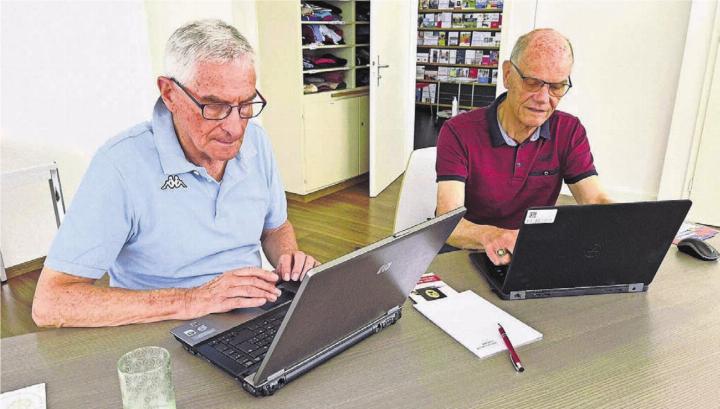 Wer Mühe hat, mit der Digitalisierung Schritt zu halten, und trotzdem auf der Höhe der Zeit bleiben will, für den gibt es Angebote. Beispielsweise das Projekt «Computeria» der Caritas. Bild: zg