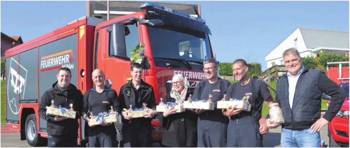 Strahlende Gesichter zum neuen TLF bei der Feuerwehr Mühlau, Fahrzeugbauerin Claudia Brändle (Mitte) und Gemeinderat Herbert Brunner (rechts). Bilder: Thomas Stöckli Strahlende Gesichter zum neuen TLF bei der Feuerwehr Mühlau, Fahrzeugbauerin Claudia Brändle (Mitte) und Gemeinderat Herbert Brunner (rechts). Bilder: Thomas Stöckli
