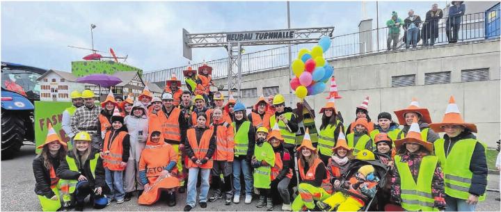 Das OK der Fasnacht Fischbach-Göslikon und seine Helfer werden dieses Jahr an verschiedenen Umzügen mit einem eigenen Wagen Werbung für ihren Fasnachtsball machen – so wie sie es zum Beispiel auch im letzten Jahr getan haben. Bild: zg Das OK der Fasnacht Fischbach-Göslikon und seine Helfer werden dieses Jahr an verschiedenen Umzügen mit einem eigenen Wagen Werbung für ihren Fasnachtsball machen – so wie sie es zum Beispiel auch im letzten Jahr getan haben. Bild: zg