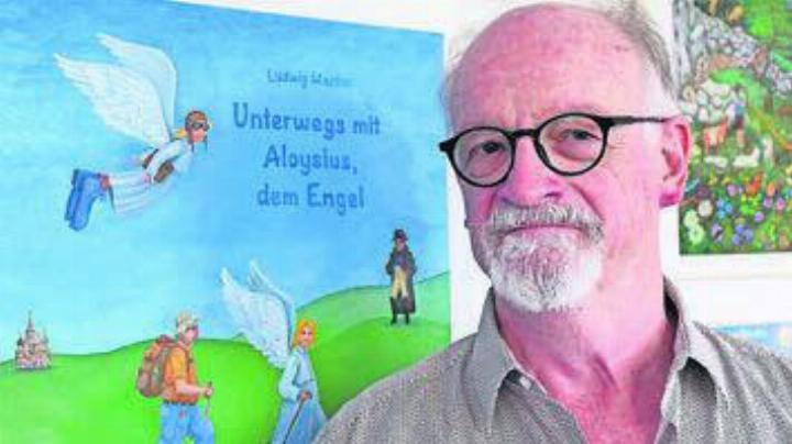 Wanderer und Autor Ludwig Martin Stäger vor dem Bild, das die Titelseite seines Buches zeigt. Bild: dm
