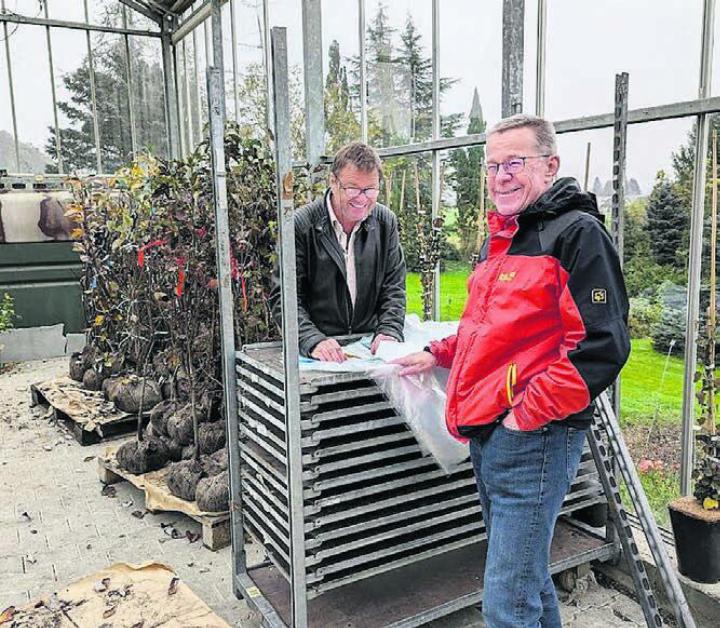 Sie freuen sich über das grosse Interesse an den Bäumen: Landschaftsarchitekt Felix Naef (links) und Roland Polentarutti, Präsident der Arbeitsgruppe. Bild: zg