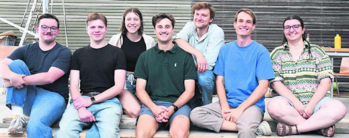 Bereit und voller Vorfreude (v. l.): Fabian Kleiner (Barteam), Gabriel Roos (Barteam), Céline Haller (Barteam), Dean Eicher (Barteam), Jonas Arnet (Programmgruppe), Mathieu Friz (Programmgruppe), Jasmin Huber (Programmgruppe). Es fehlen (alle aus der Programmgruppe): Thomas Meier, Johannes Küng, Jasmin Künzle. Bild: Daniel Marti