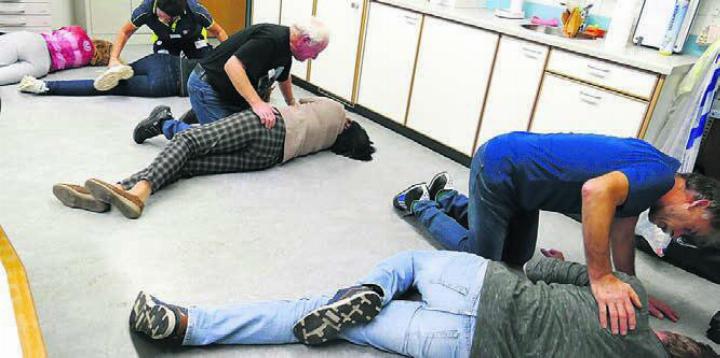 Paarweise wird die stabile Seitenlagerung geübt. Bild: zg