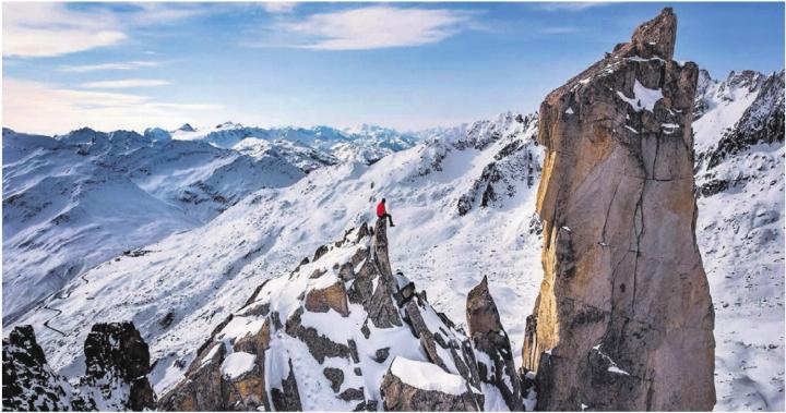 Nicht einfach nur ein Schnappschuss: Die beiden Bergsteiger inszenieren wunderbare Eindrücke – wie hier auf dem Grossen Kamel, einem markanten Felsturm in der Nähe des Furkapasses. Bilder: Chregi Hansen / White Peak Art Nicht einfach nur ein Schnappschuss: Die beiden Bergsteiger inszenieren wunderbare Eindrücke – wie hier auf dem Grossen Kamel, einem markanten Felsturm in der Nähe des Furkapasses. Bilder: Chregi Hansen / White Peak Art