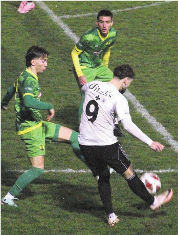 Muris Nermin Rogentin (Nummer 9) hielt mit seinen Flügelläufen die Mutscheller Defensive auf Trab. Bild: Patrick Fischer