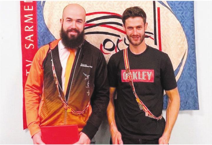Samuel Ruckli (links) und Linus Saxer wurden für 10 Jahre Hauptleitung Jugi geehrt, jetzt geben sie dieses Amt weiter. Bild: zg