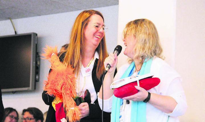 Belinda Lowe, OK-Mitglied, fühlt sich geehrt bei der Buchankündigung von Maren Tromm (links). Bilder: Monica Rast