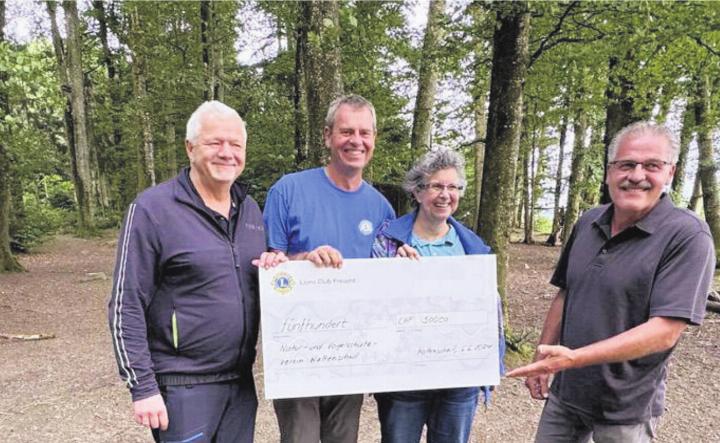 Bei der Scheckübergabe, von links: Stefan Schäfer (Lions Club Freiamt), Matthias Vetsch (Präsident Lions Club Freiamt), Corinne Müller, Daniel Schmitter (Kassier Natur- und Vogelschutzverein Waltenschwil). Bild: zg