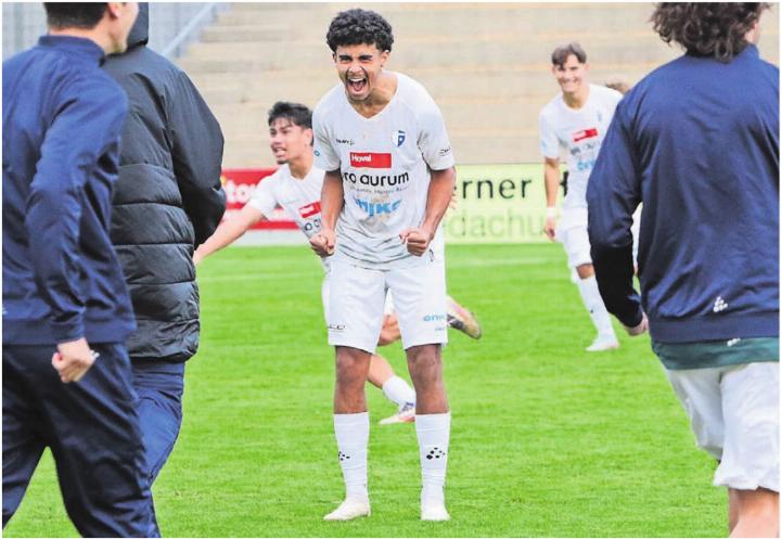Die Wohler flippen aus vor Freude nach dem Abpfiff. Luca Nascimento (Mitte) brüllt sich die Erleichterung jubelnd von der Seele. Bild: Josip Lasic