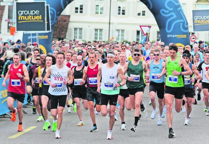 Letztes Jahr starteten rund 3000 Leute am Reusslauf. Dieses Jahr wird die 3000er-Grenze voraussichtlich geknackt. Unter anderem dank der neuen Halbmarathon-Kategorie. Bild: Archiv