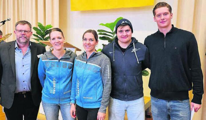 Geehrt für ausserordentliche sportliche Leistungen. Gemeinderat Pius Hofstetter gratulierte dem Damenturnerverein, vertreten durch Tamara Haberthür und Michèle Schurr, Inlinehockeyspieler Nils Widmer und Fussballgoalie Lionel Huwiler (von links). Bild: eh