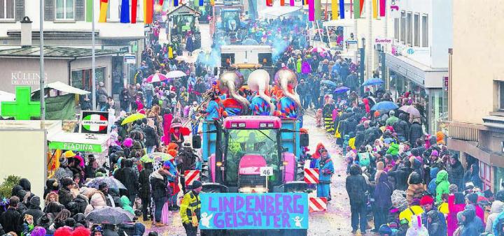 Am Fasnachtsumzug herrscht nicht nur auf der Strasse ein buntes und närrisches Treiben. Bild: Archiv