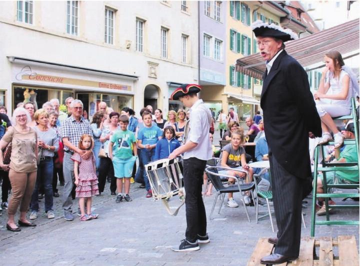 Hans Peter Flückiger (hier in Schwarz bei einem Auftritt als Berner Landvogt 2017) hat bereits viermal bei einer szenischen Stadtführung mitgewirkt. Nun tut er dies zum ersten Mal als Präsident der Stadtführergruppe.    Bild: Archiv/hr