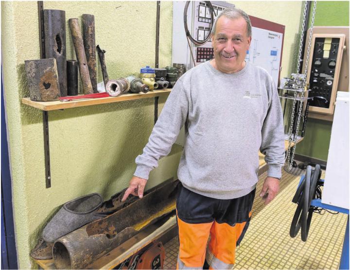 Hanspeter Stöckli zeigt eine Wasserleitung, die es «verchlöpft» hat. Bis zu 50-mal kommt dies jährlich vor. Bild: Marco Huwyler