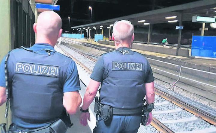 Die duale Polizeiorganisation habe ausgedient, so die Meinung des Regierungsrats. Dies sehen die Behördenvertreter Raymond Tellenbach (Repol Bremgarten), Milly Stöckli (Repol) Muri) und Denise Strasser (Repol Wohlen) anders. Bild: Archiv