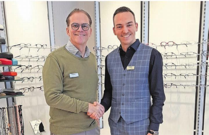 Der neue Geschäftsführer Timon Strebel (rechts) mit Roger Kunz, der Strebel Optik, Wohlen, über viele Jahre geführt hat. Bild: str