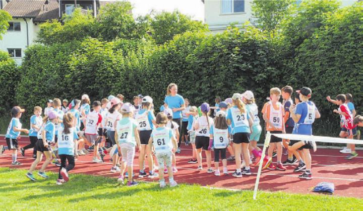 Mehr als 60 Kinder massen sich in verschiedenen Disziplinen. Bild: zg