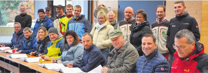 An der langen Tafel nahmen Platz zum Unterschreiben: von links Fabian Dietiker, Leiter Abteilung Wald im Kanton Aargau, Marcel Riesen, Gemeindeammann, und Andrea Bolliger, Gemeindeschreiberin, Bünzen, Mario Räber, Gemeindeammann, und Daniela Musil, Gemeindeschreiberin, Besenbüren, Hans-Peter Budmiger, Gemeindepräsident, Muri, Michael Weber, Gemeindeammann, und Roger Rehmann, Gemeindeschreiber, Boswil, Alex Arnet, Leiter Staatswald. Gemeindeschreiberin Jacqueline Stöcklin, stehend hinter Hans-Peter Budmiger, wartet noch auf ihren Unterschriftenplatz.