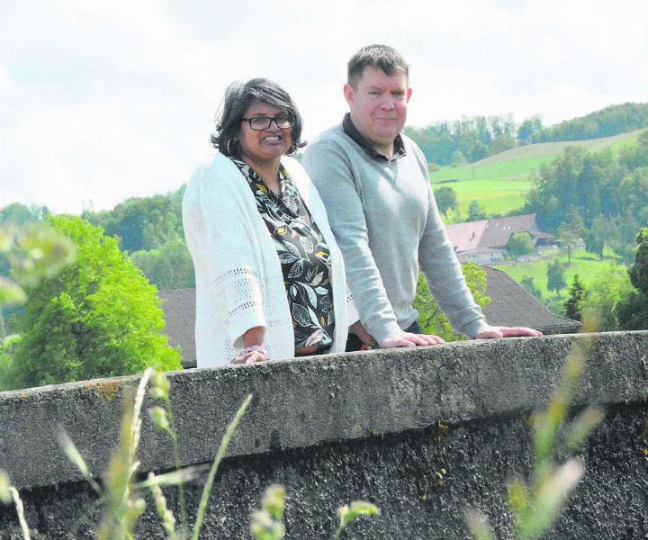 Die Brücke über der Bünz in Waltenschwil ist Nisha und Peter Fähndrichs Lieblingsort. Hier tanken sie Energie. Bilder: CelesteBlanc