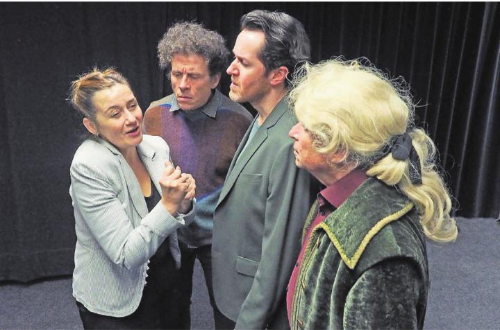 Frau Dr. Mathilde von Zahnd (Esther Schweizer), Irrenärztin, im Disput mit «Einstein» Franky Weber, Patient «Möbius» Urs Albrecht und Patient «Newton» Hans Jörg Gygli. Bild: Pe Spalinger