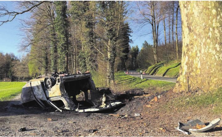 Ausgebrannt und überschlagen: Das Auto, nachdem der Brand gelöscht wurde.