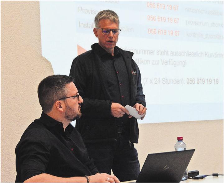 Simon Zubler (stehend) informierte die Bevölkerung darüber, was gleich bleibt und was sich ändert. Bild: Annemarie Keusch