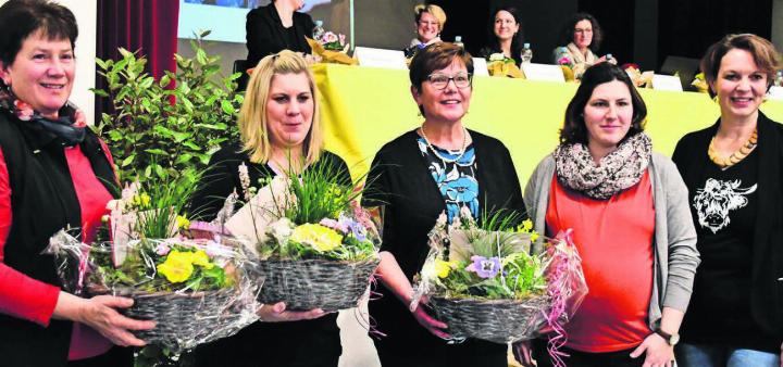 Margrit Rüttimann, Abtwil, Priska von Flüh, Merenschwand, und Monica Conrad (von links) haben sich als Ortsvertreterinnen zurückgezogen. Sie wurden dafür geehrt. Die Nachfolge in Abtwil tritt Sabrina Rüttimann an. Präsidentin Edith Nietlispach (rechts) gratulierte und bedankte sich. Bilder: Verena Anna Wigger