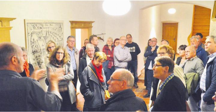 Einblick in die Räume des ehemaligen Hospizes, hier im ersten Obergeschoss. Kirchenpfleger Erich Richner (links) erläutert den Aufbau. Bild: Thomas Stöckli Einblick in die Räume des ehemaligen Hospizes, hier im ersten Obergeschoss. Kirchenpfleger Erich Richner (links) erläutert den Aufbau. Bild: Thomas Stöckli