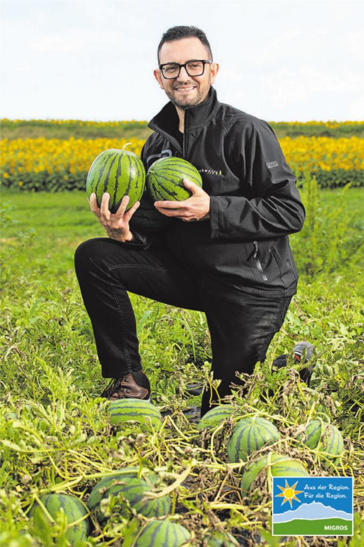 Stéphane Zimmermann, stellvertretender Verkaufsleiter bei Schwarz Bio, freut sich über die gelungene Melonenernte.